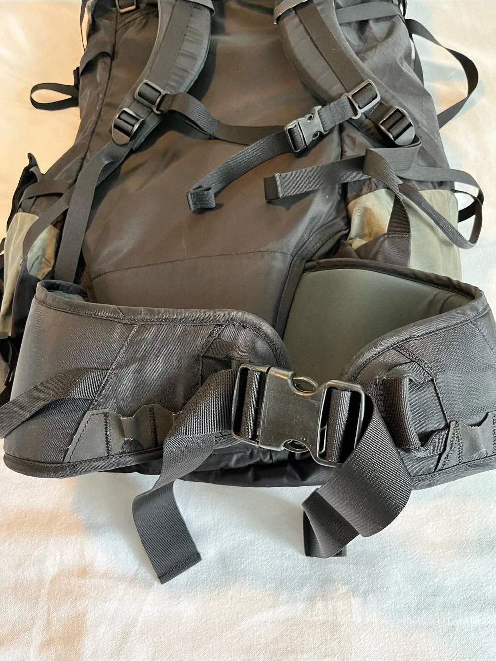 Mountain HardWear Trance Men’s Black Olive Hiking Backpack 32” Lgth 55 liter EUC
